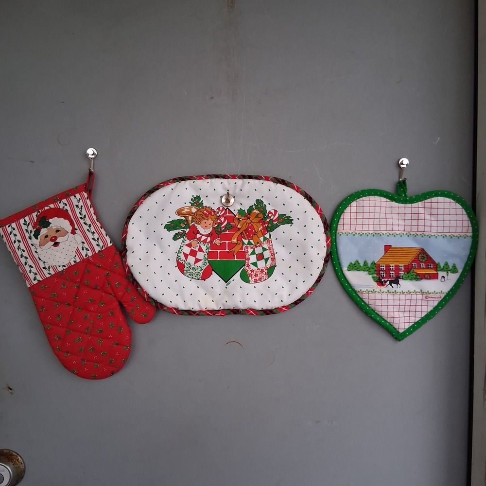 Vintage Christmas Kitchen Set Santa Claus Winter Scene Oven Mitt Pot Holders 3pc